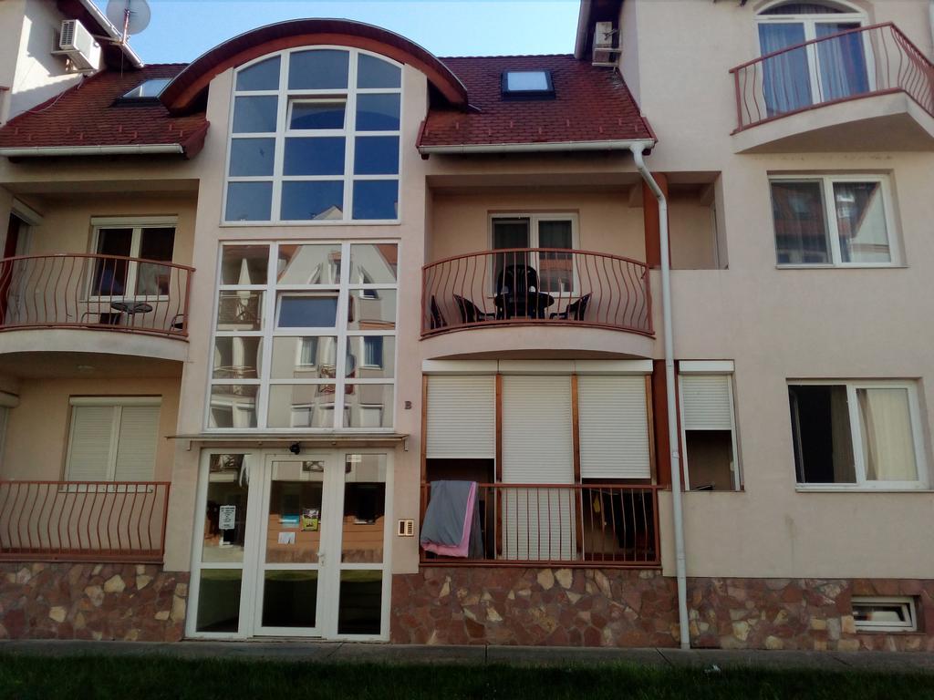 Gobe Apartman Hajdúszoboszló Buitenkant foto