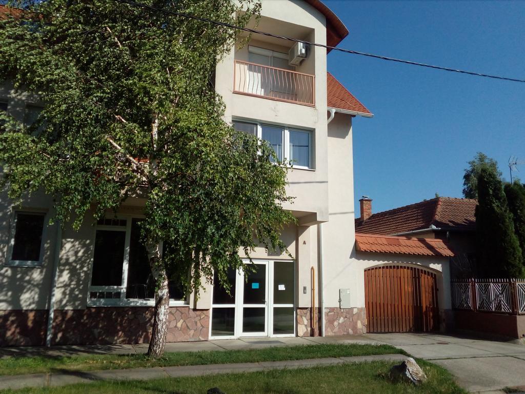 Gobe Apartman Hajdúszoboszló Buitenkant foto